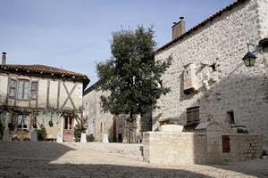 Pujols, place du village, Lot-et-Garonne, Aquitaine