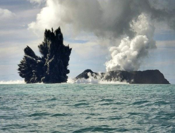 Éruption d'un volcan sous-marin au large des îles Tonga
