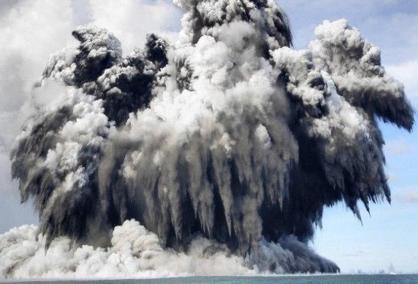 Éruption d'un volcan sousmarin au large des îles Tonga