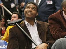 Bynum de retour dans un mois, pour les Playoffs