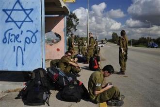Militaires israéliens à la frontière avec le nord de la bande de Gaza (Reuters)