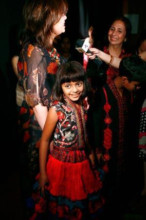 les enfants de Slumdog défilent