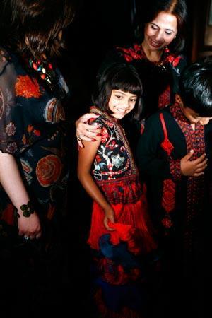 les enfants de Slumdog défilent