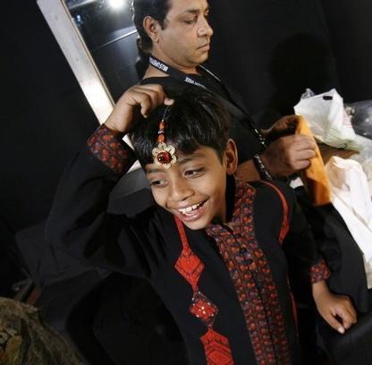 les enfants de Slumdog défilent