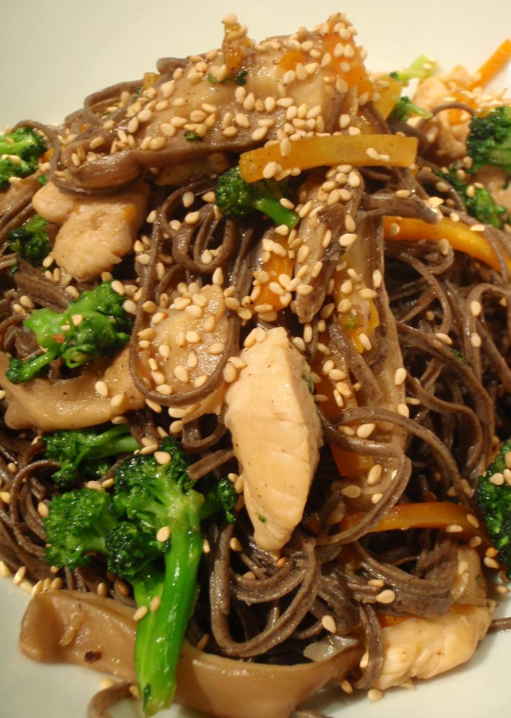 Nouilles de soja sautées au poulet, légumes et sésame