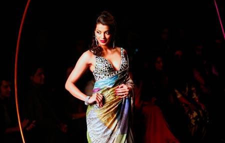 [PHOTOS] Mughda walk the ramp for Satya Paul