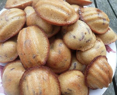 Madeleines aux pétales de fraises confites... et au sirop tagada...