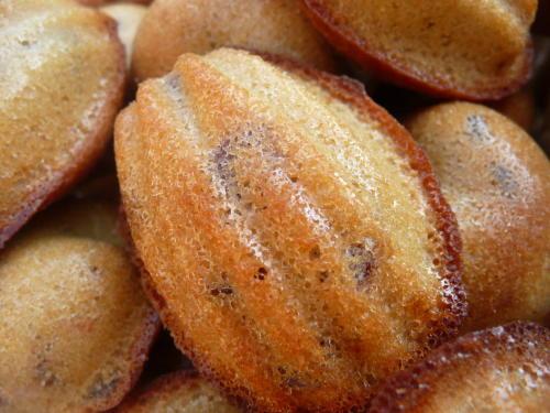 Madeleines aux pétales de fraises confites... et au sirop tagada...