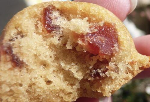 Madeleines aux pétales de fraises confites... et au sirop tagada...