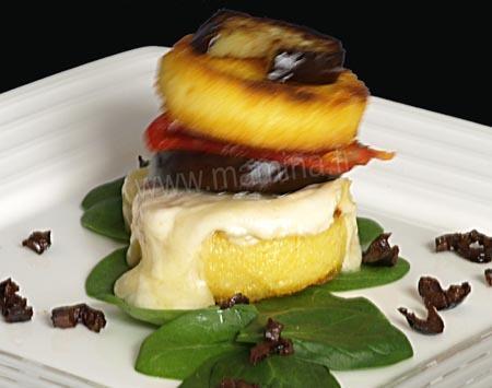 Millefeuille de polenta au provolone, aubergines et chorizo