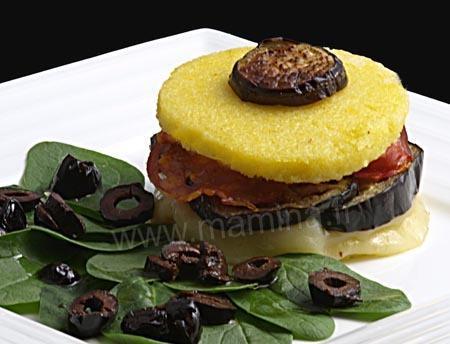 Millefeuille de polenta au provolone, aubergines et chorizo
