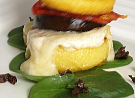 Millefeuille de polenta au provolone, aubergines et chorizo