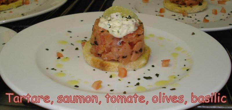 Tartare saumon tomate, olives, basilic