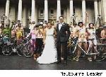 50 cyclistes à poil viennent orner la photo de mariage