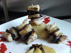 Mini brochettes de porc aux pruneaux