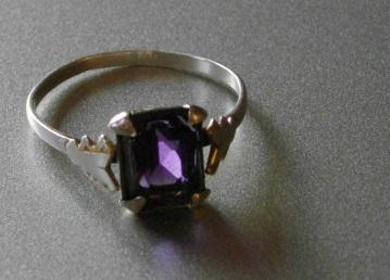 LA bague, désormais sertie d'une jolie améthyste.