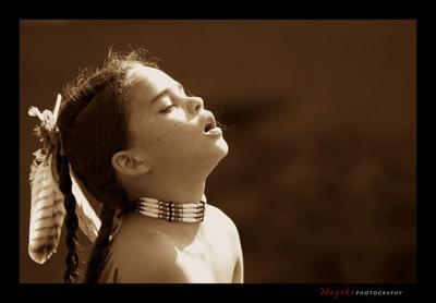 Amérindien Anoki chantant Copyright Aurélie Debuschère