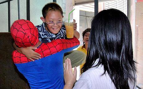 Un pompier sauve un enfant de 8 ans habillé en spiderman
