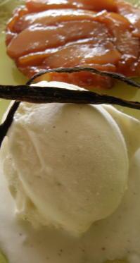 Petites tatins de poire et glace à la vanille 