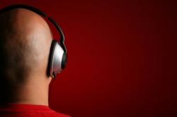 musique homme écoutant avec écouteurs