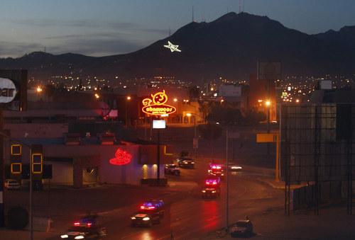 Patrouille de la police fédérale de la ville frontalière de Ciudad Juarez Mars 2, 2009.  Des centaines de soldats lourdement armés et des convois de la police fédérale patrolled Ciudad Juarez, le lundi au milieu d'un massif de troupes pour tenter de rétablir l'ordre au Mexique, ville la plus violente.