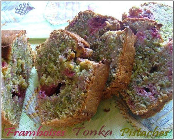 Cake au chocolat blanc, pistaches, framboises, parfumé de fève tonka