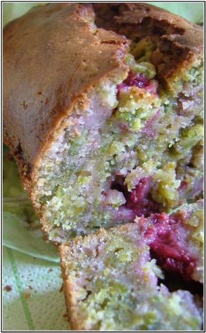 Cake au chocolat blanc, pistaches, framboises, parfumé de fève tonka