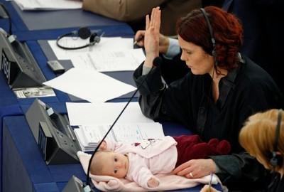 Une eurodéputée danoise vote avec son bébé
(merci Sophie)