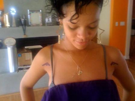 Rihanna se tatoue une arme sur la cage thoracique