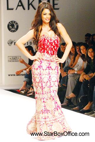 Shweta Bhardwaj tries to look glam