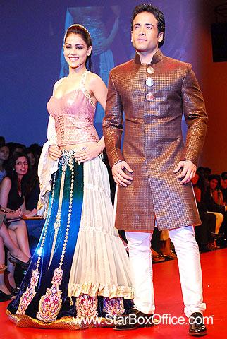 Genelia looks graceful while Tusshar tries to look graceful