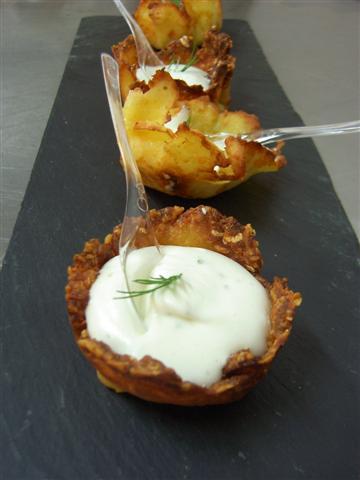 Crème ail et fines herbes en tulipe parmesan, coco et emmental.