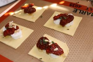 Carrés feuilletés chèvre et tomates confites