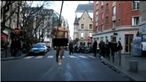 Buzz : Romain Mesnil court nu dans les rues de Paris (Video)