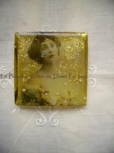 broche_carre_resine_crystal_delicate_reverie.jpg