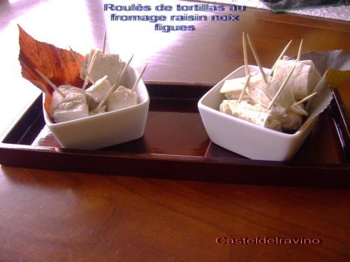Roulés de tortillas au fromage raisin noix figues......