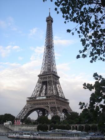 Pour ses 120 ans, la tour Eiffel s'offre 60 tonnes de peinture