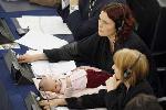 Elle vient au parlement européen avec son bébé