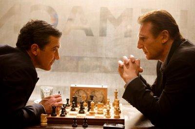Antonio Banderas et Liam Neeson face à face lors d'une partie d'échecs