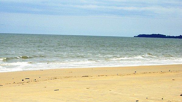 plage du Gabon : ananas et farniente face aux vagues
