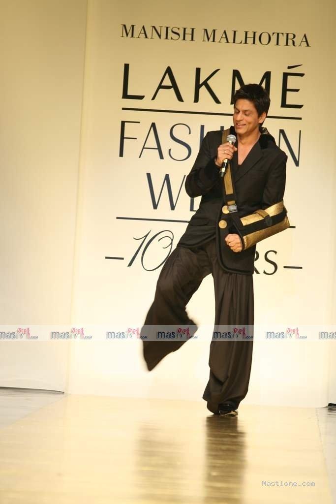 SRK défile pour Manish Malhotra