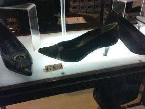 Après les Soldes, la même paire est à 47d900 Après les Soldes, la même paire est à 47d900