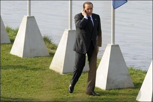 Video: Berlusconi pendu au téléphone perturbe le sommet de l'Otan