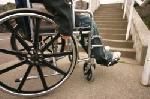 Un fauteuil roulant motorisé s'emballe et emporte une femme âgée sur l'autoroute