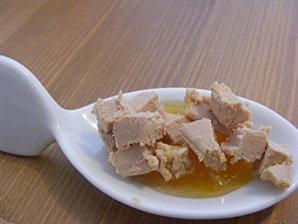 Cuillères apéritives: dés de foie gras / mirabelles.