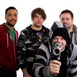 Does It Offend You Yeah ? perd son guitariste