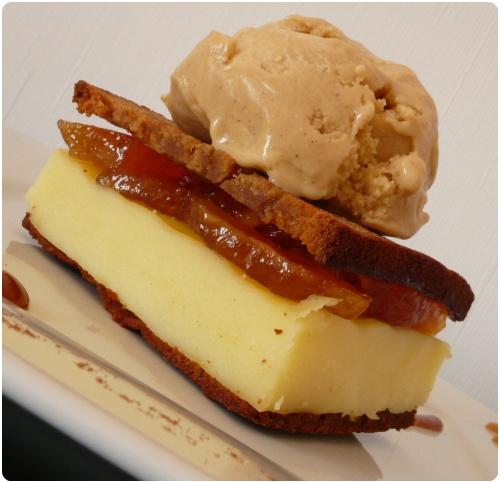 Millefeuilles de pain dépices, pommes caramélisées et glace épicée