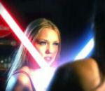 Deux femmes sexy dans duel sabre laser