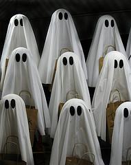 Pourquoi représente-t-on les fantômes avec un drap blanc ? | À Découvrir