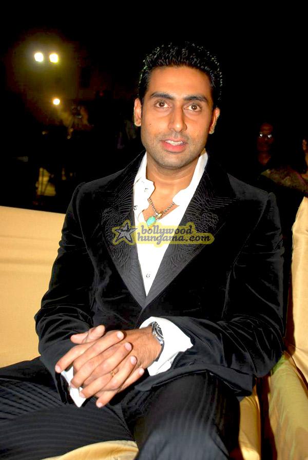 [PHOTOS] Abhishek Bachchan In an award ceremony